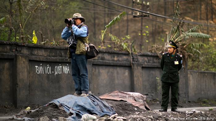 Вьетнамский солдат наблюдает за действиями фотожурналиста