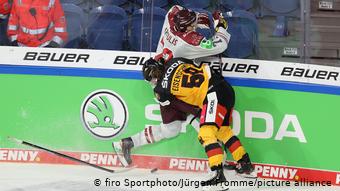 Игровой момент с немецким хоккеистом на фоне логотипа компании Skoda