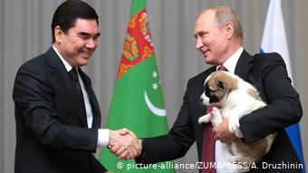 Гурбангулы Бердымухамедов подарил Владимиру Путину щенка на встрече в Сочи в 2017 году 