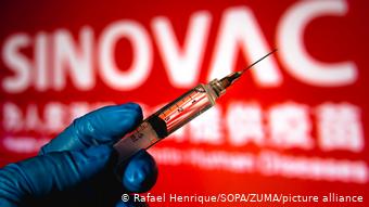 Шприц с вакциной Sinovac Biotech