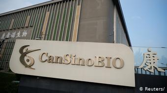 Вывеска с названием CanSino Biologics на здании офиса компании 