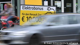 Плакат со скидкой на электромобиль Renault Zoe в 10 000 евро 