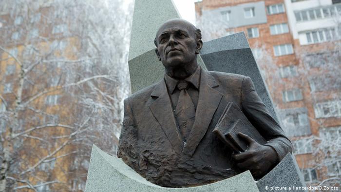 Памятник Андрею Сахарову в Нижнем Новгороде