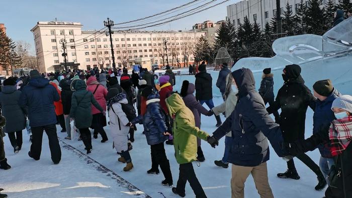Хабаровчане водят хоровод вдоль оцепления на митинге в поддержку Фургала и Навального 23 января