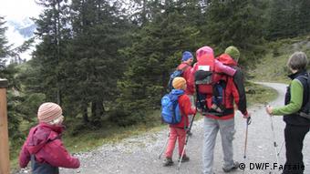 Семья на прогулке в австрийских Альпах