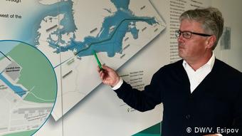 Пресс-секретарь компании Nord Stream 2 Йенс Мюллер у карты Северного потока - 2