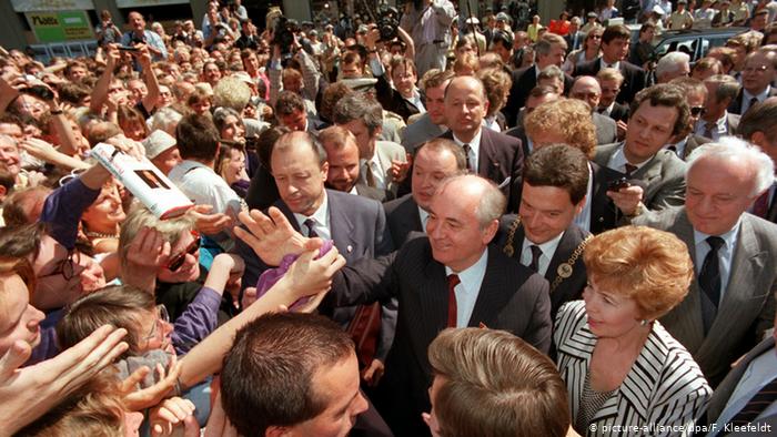 Михаил и Раиса Горбачевы на Рыночной площади в Бонне. 13 июня 1989 года