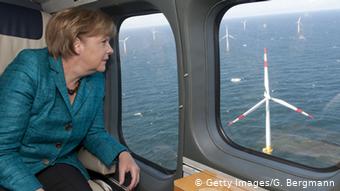 Ангела Меркель в 2011 году осматривает ветряные установки