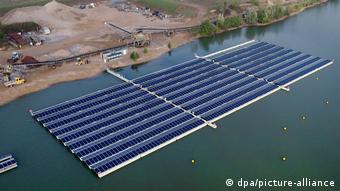 Солнечные батареи на озере в ФРГ