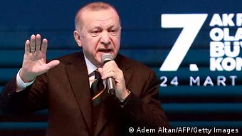 Президент Эрдоган выступает на съезде своей партии AKP