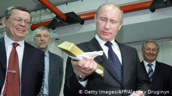 Владимир Путин с золотым слитком
