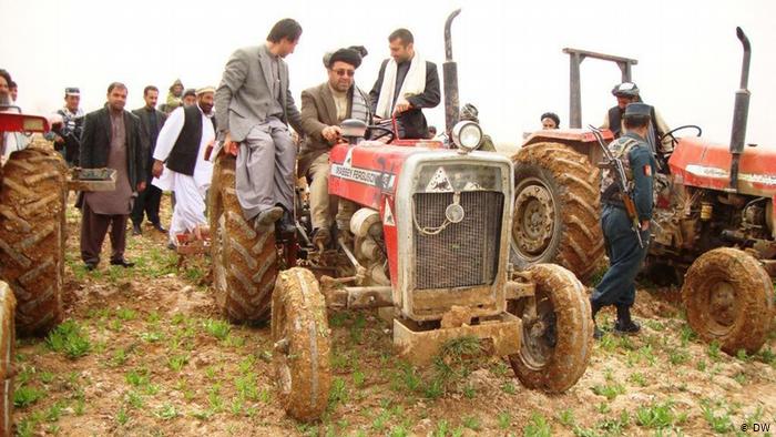 Афганские крестьяне на тракторах