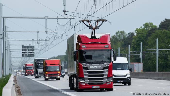 Гибридный грузовик Scania на специальном участке автобана А5 близ Дармштадта 