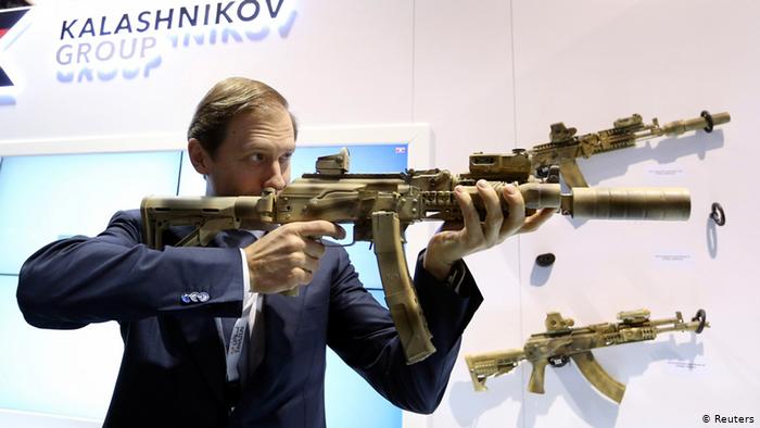 Министр промышленности и торговли РФ Денис Мантуров держит автомат, произведенный концерном Калашников