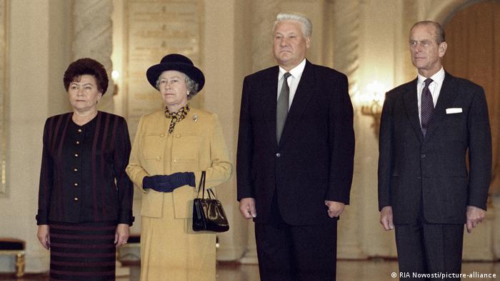 Принц Филипп (справа налево), Борис Ельцин, Елизавета II и Наина Ельцина в Кремле
