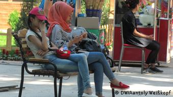 Узбекская молодежь - девушки сидят на скамейке