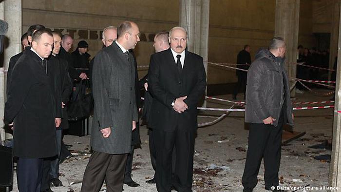 Александр Лукашенко на месте теракта в минском метро. Фото из архива, апрель 2011 года