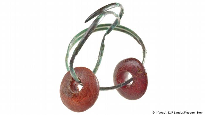 Серьги из бронзы с янтарем, 600-475 годы до н.э.