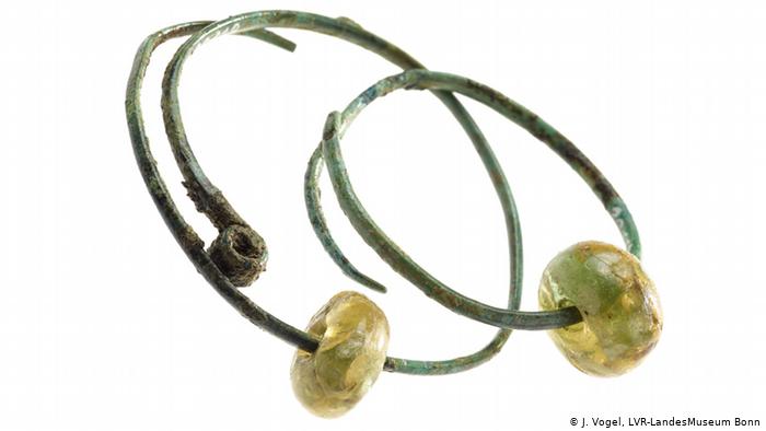 Серьги из бронзы и стекла, 600-475 годы до н.э.
