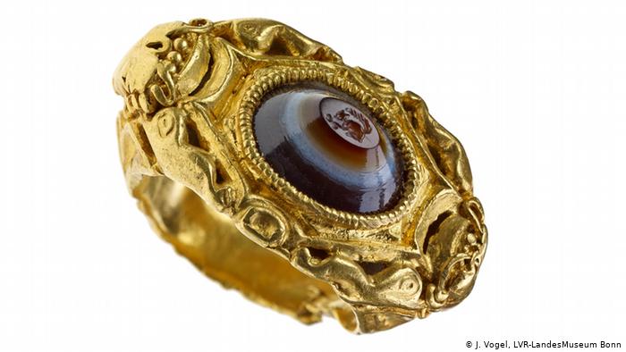 Золотое кольцо с геммой из сардоникса с изображением белочки