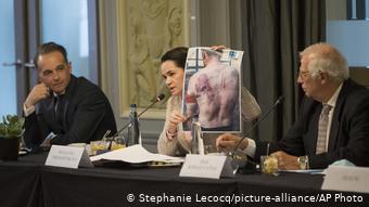 Светлана Тихановская на встрече с главами МИДов стран-членов ЕС показывает фотографию избитого силовиками демонстранта