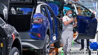 На конвейере завода Volkswagen в Цвиккау идет сборка электромобиля ID.4 