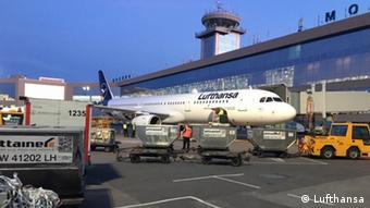 Обслуживание самолета авиакомпании Lufthansa в московском аэропорту Домодедово