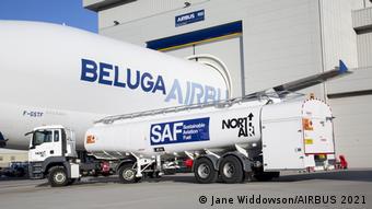 Заправка грузового самолета Beluga на завод Airbus в британском Бротоне