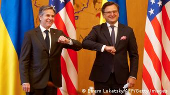 Глава МИД Украины Дмитрий Кулеба (справа) и госсекретарь США Энтони Блинкен в Киеве, 6 мая 2021 года