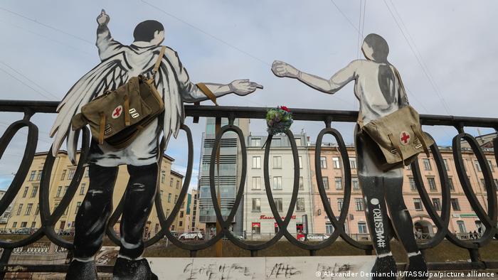 Статуи в память о погибших медработниках в Санкт-Петербурге 