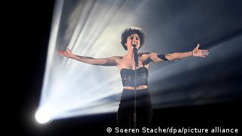 Французская певица Барбара Прави на сцене Евровидения-2021 в Роттердаме