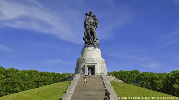 Памятник советскому солдату в берлинском Трептов-парке