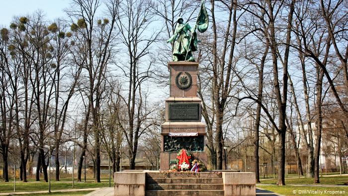 Обелиск погибшим войнам в Дрездене 