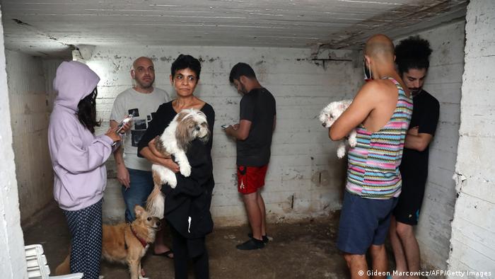 Израильтяне в бомбоубежище в Тель-Авиве во время авианалета со стороны сектора Газа