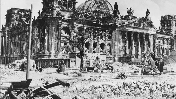 Рейхстаг после взятия Берлина в 1945 году