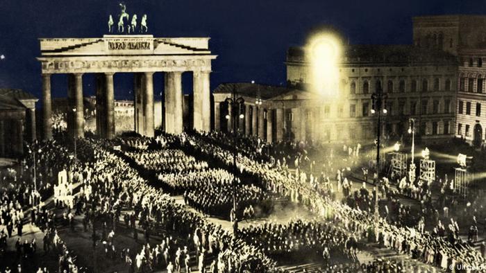 Факельное шествие через Бранденбургские ворота 
