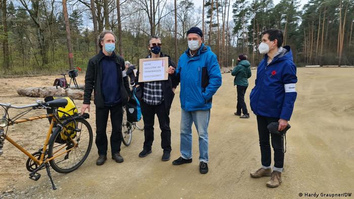 Группа противников проекта Илона маска под Берлином