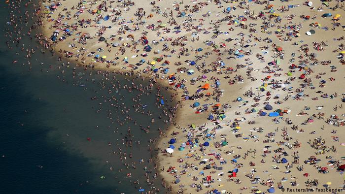 Wetter Symboldbild Hitze Silbersee Schwimmen See (Reuters/Ina Fassbender)