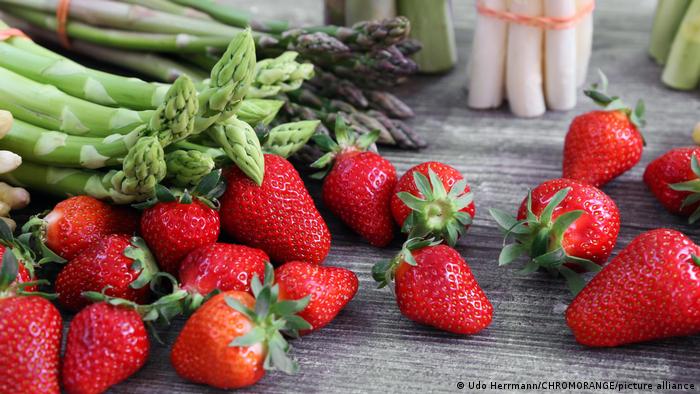 Весенние овощи и фрукты в Германии: спаржа и клубника