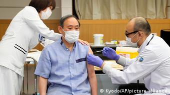 Токио, 16 марта 2021. Премьер-министр Японии Ёсихидэ Суга прививается вакциной BioNTech/Pfizer 
