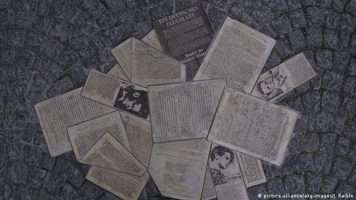 В память о Белой розе: листовки, вмонтированные в брусчатку площади перед Мюнхенским университетом