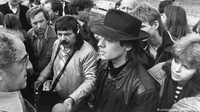 Удо Линденберг на КПП между Западным и Восточным Берлином в 1983 году