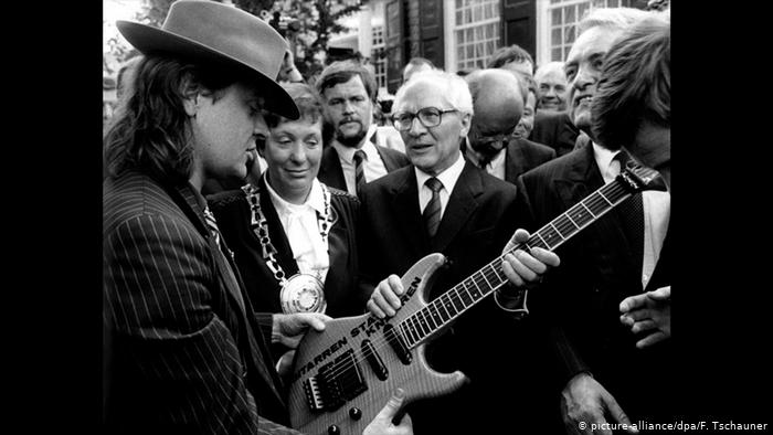 Удо Линденберг дарит Эриху Хонеккеру гитару во время визита генсека ЦК СЕПГ в ФРГ в 1987 году