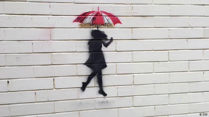 Граффити: девушка под зонтом