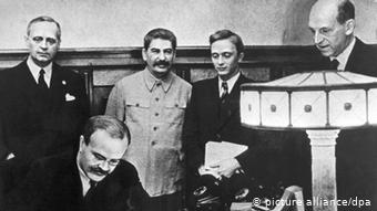 Во время подписания пакта Молотова-Риббентропа 24 августа 1939 года