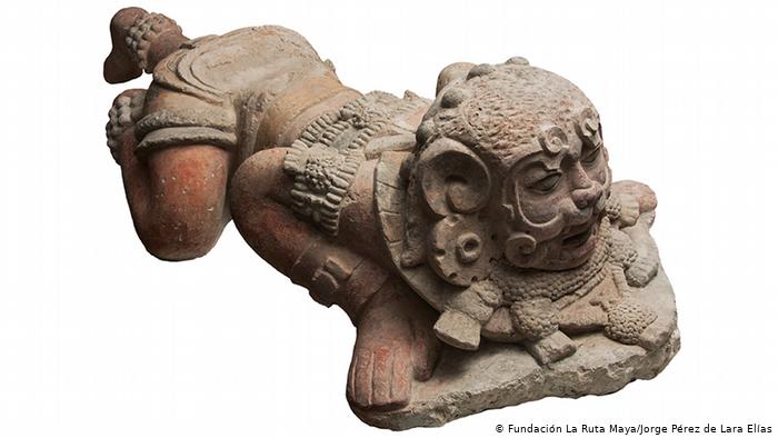 Eine Kalksteinskulptur zeigt einen Mann mit Maske des Jaguargottes, Foto: Fundación La Ruta Maya/Jorge Pérez de Lara Elías
