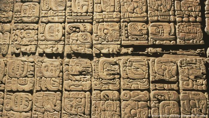 Guatemala Tikal Maya-Kultur Hieroglyphen, Foto: picture-alliance/akg-images/W. Forman