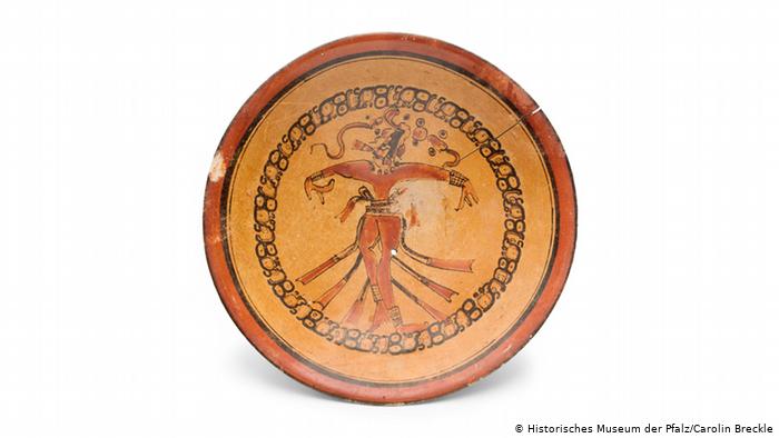 Ein Maya-Teller mit einer Maisgott-Abbildung, Foto: Historisches Museum der Pfalz/Carolin Breckle