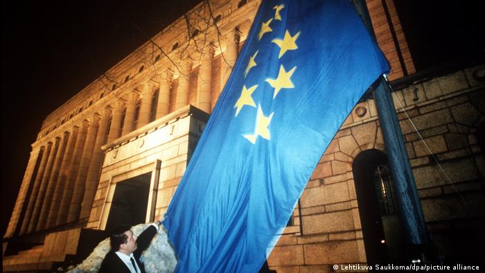 Флаг Евросоюза у здания парламента Финляндии в Хельсинки