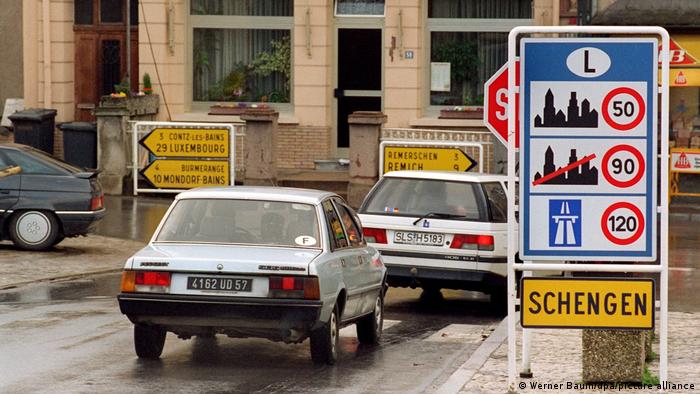 Автомобили на въезде в люксембургский город Шенген на границе с Германией